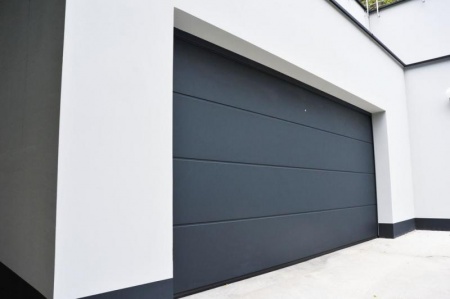 Porte de garage en aluminium, quel entretien pour la pr&eacute;server dans la dur&eacute;e ?